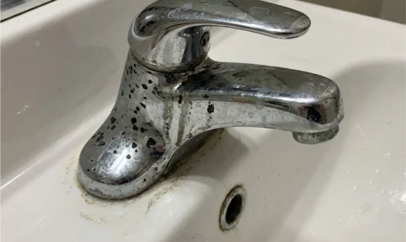 لکه لکه شدن شیر آب با محلول لوله بازکن